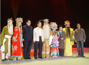 河南省政協(xié)主席王全書、著名豫劇表演藝術(shù)家王希玲、著名戲劇評論家荊樺、著名戲曲教育家《訪帥出征》導(dǎo)演李志遠(yuǎn)與主要演員合影